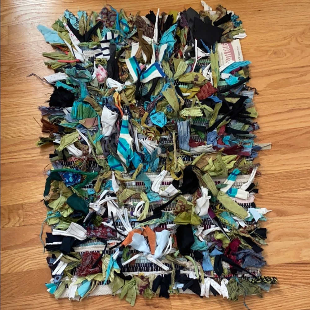 NWT Rug•. Shag/ Tied / woven 20X30